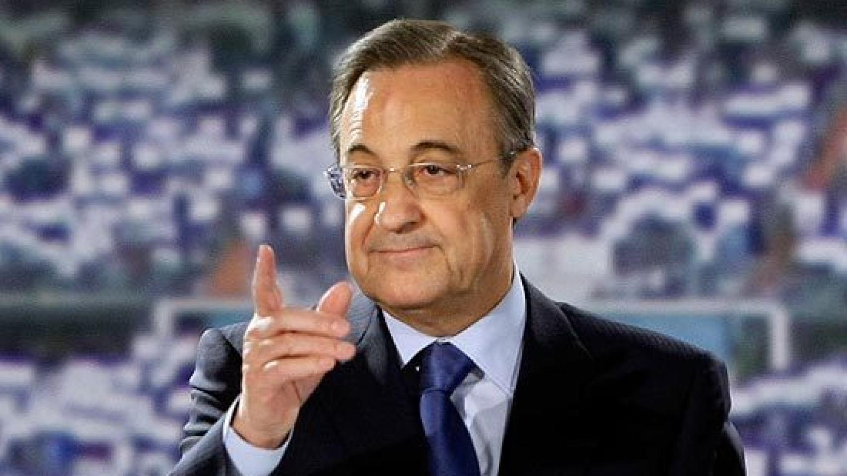 No falla a diario la camisa y la corbata azul en Florentino Pérez