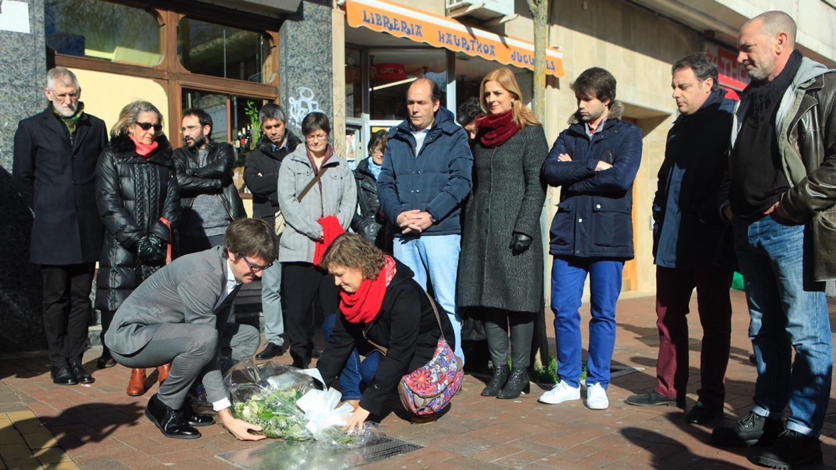 Familiares de Pedro Ortiz de Urbin le ofrecen su homenaje.