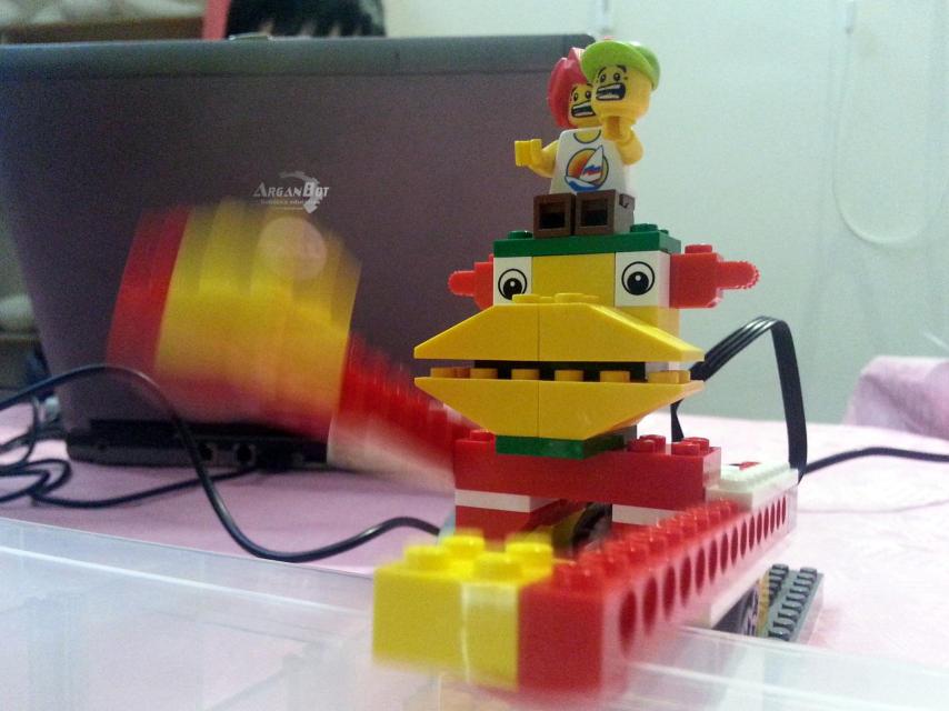 Un mono mecánico con alma de software.