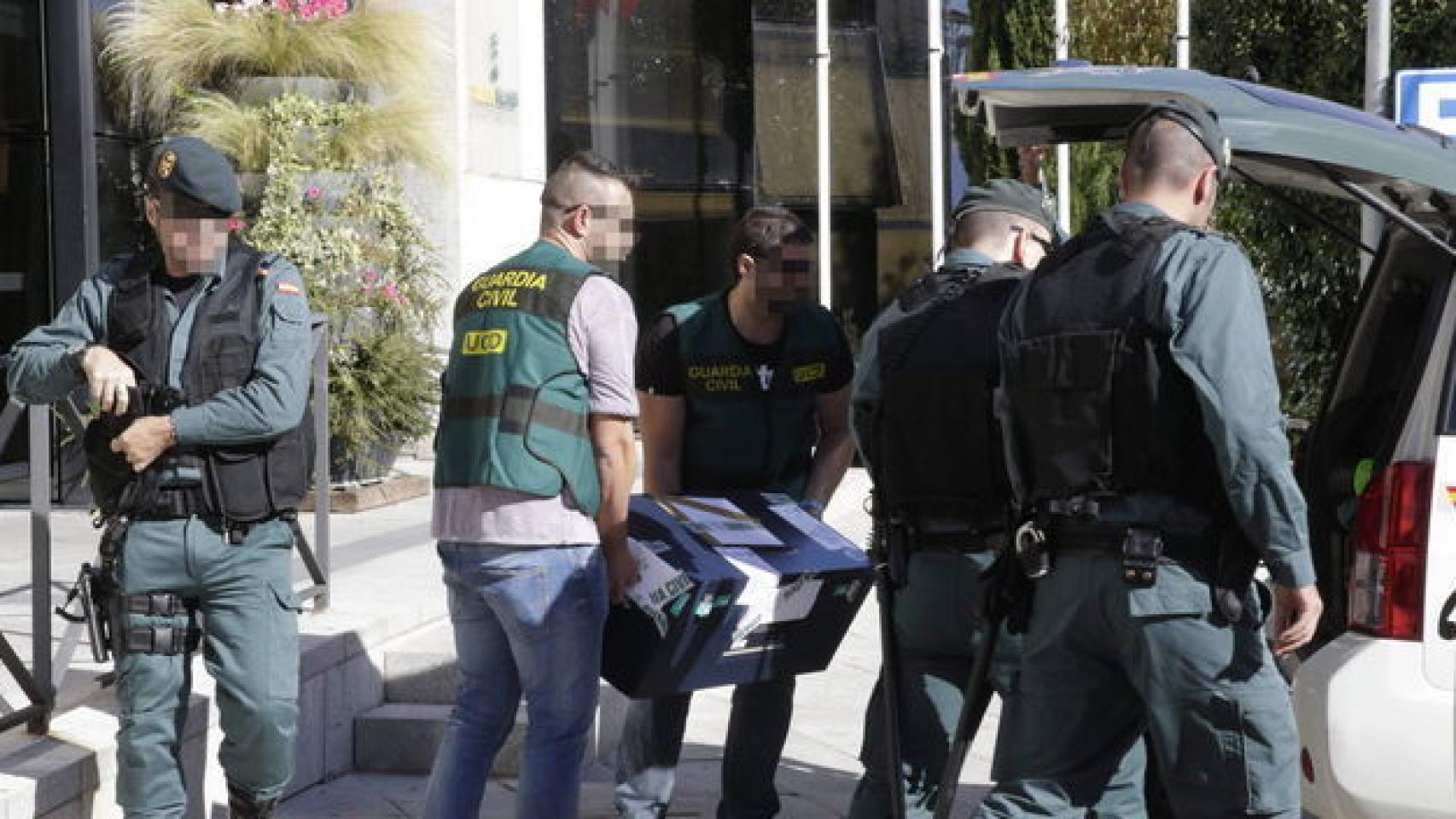 Agentes de la Guardia Civil durante la operación Púnica.