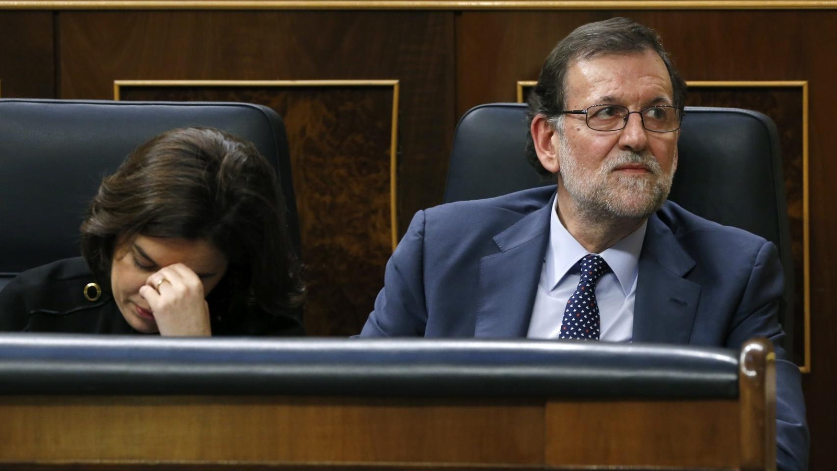 Mariano Rajoy junto a Soraya Sáenz de Santamaría durante el discurso de Pedro Sánchez.
