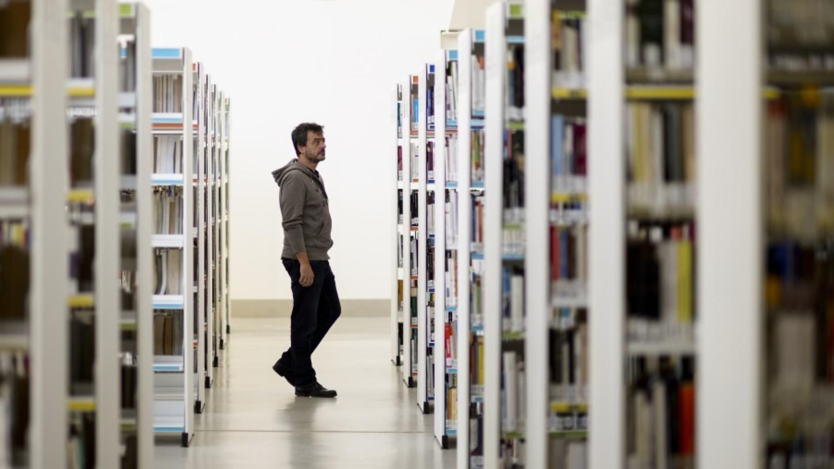 A menos libros vendidos, más inscritos en los centros de préstamo público.