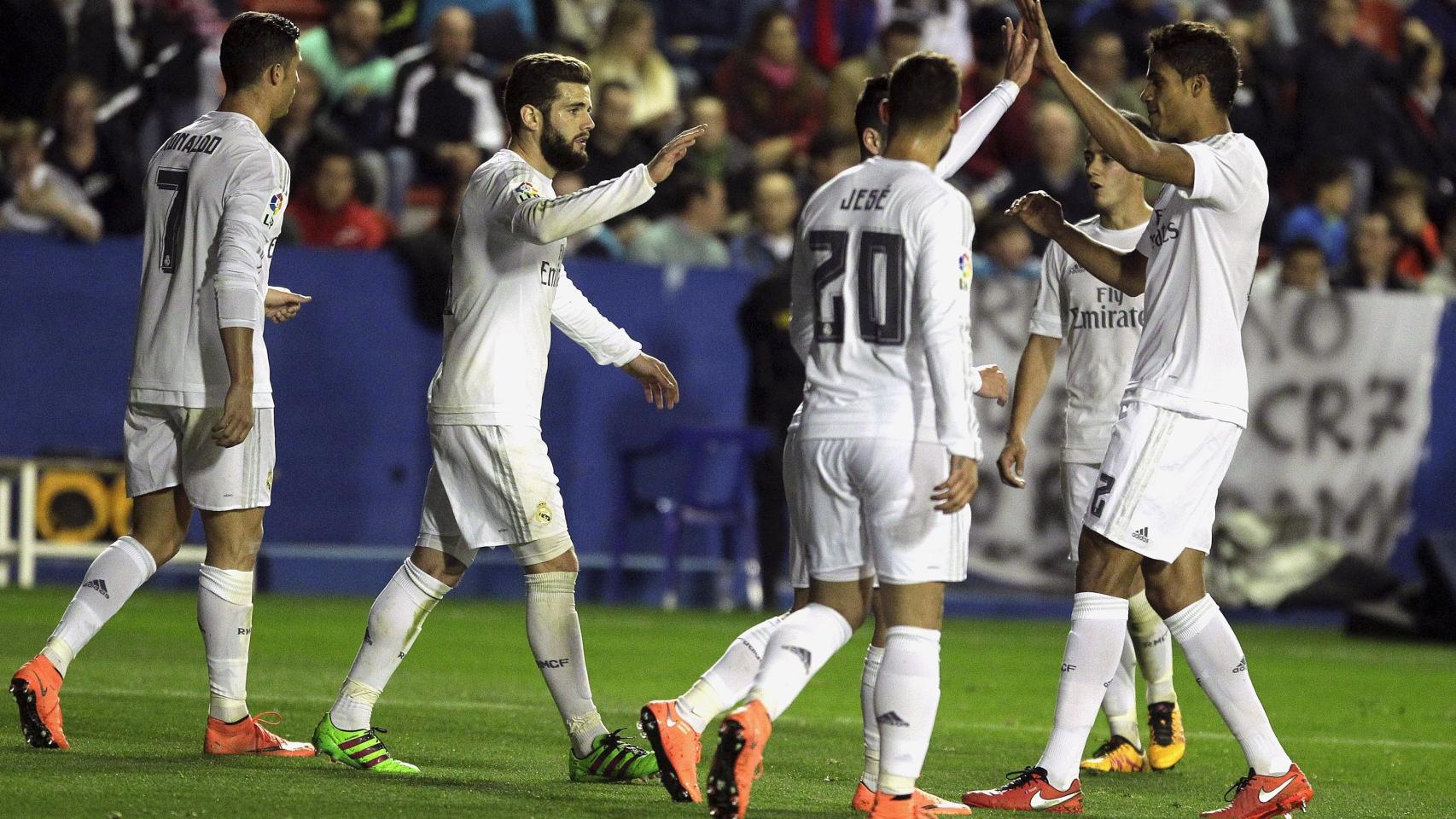 Los jugadores madridistas celebran el tercer gol.