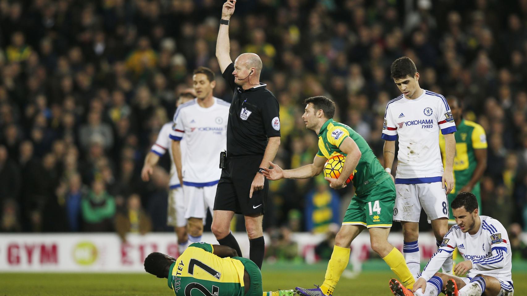 El árbitro Lee Mason en el partido Norwich-Chelsea.
