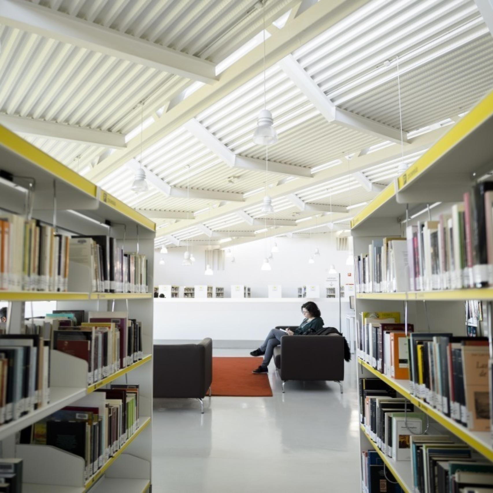 Una lectora en la biblioteca Luis Rosales, en Madrid.