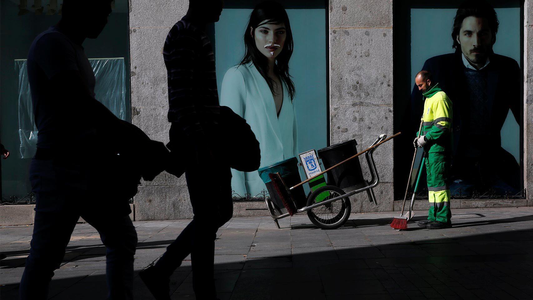 Un barrendero en el centro de Madrid