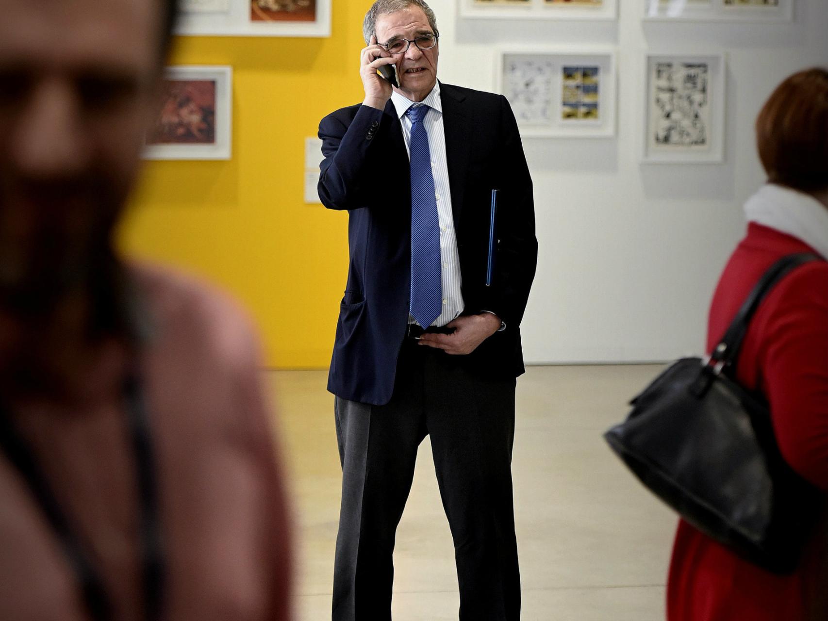 Alierta, al teléfono.