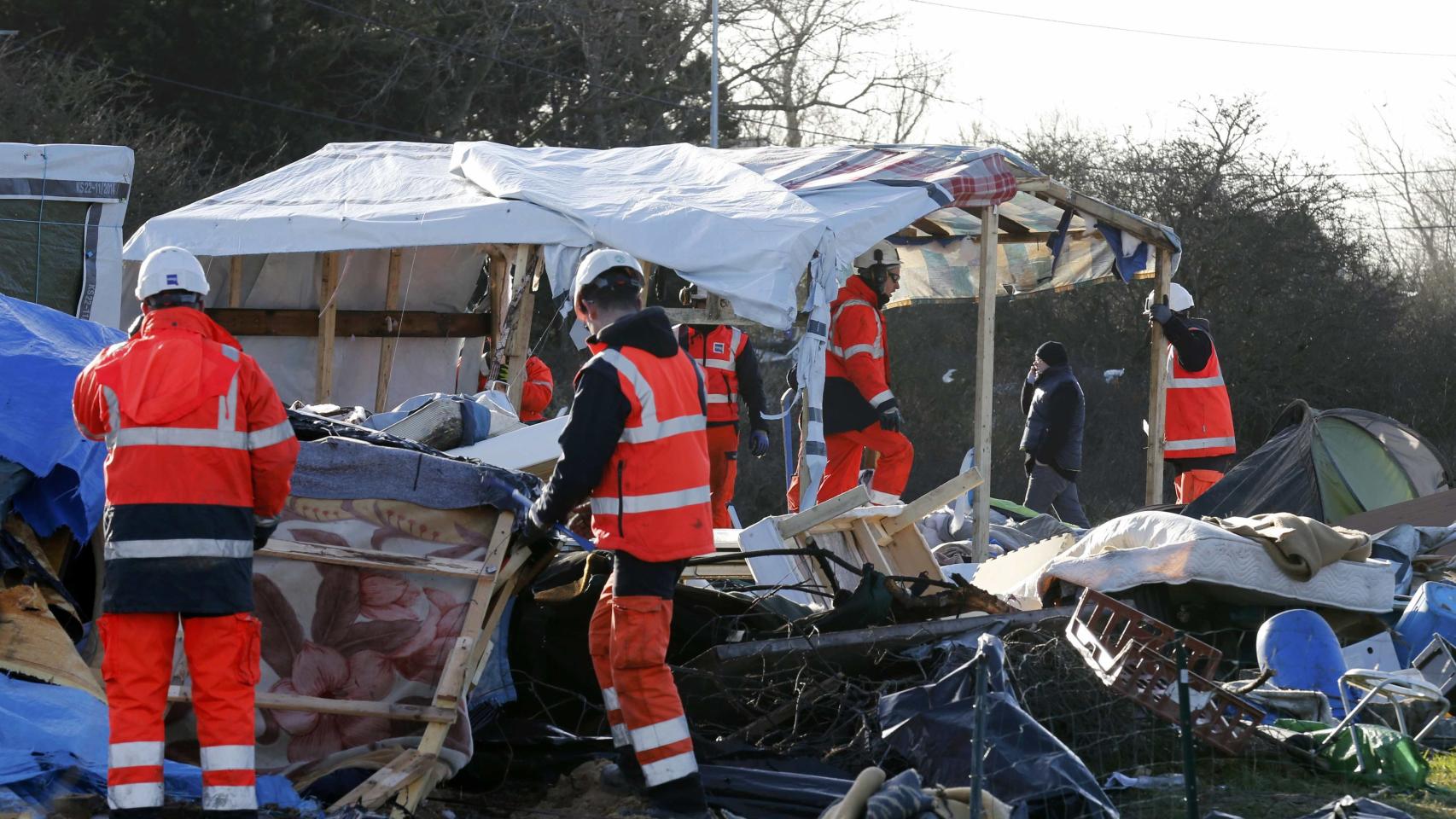 Un grupo de operarios destruyen las cabañas de 'La Jungla'