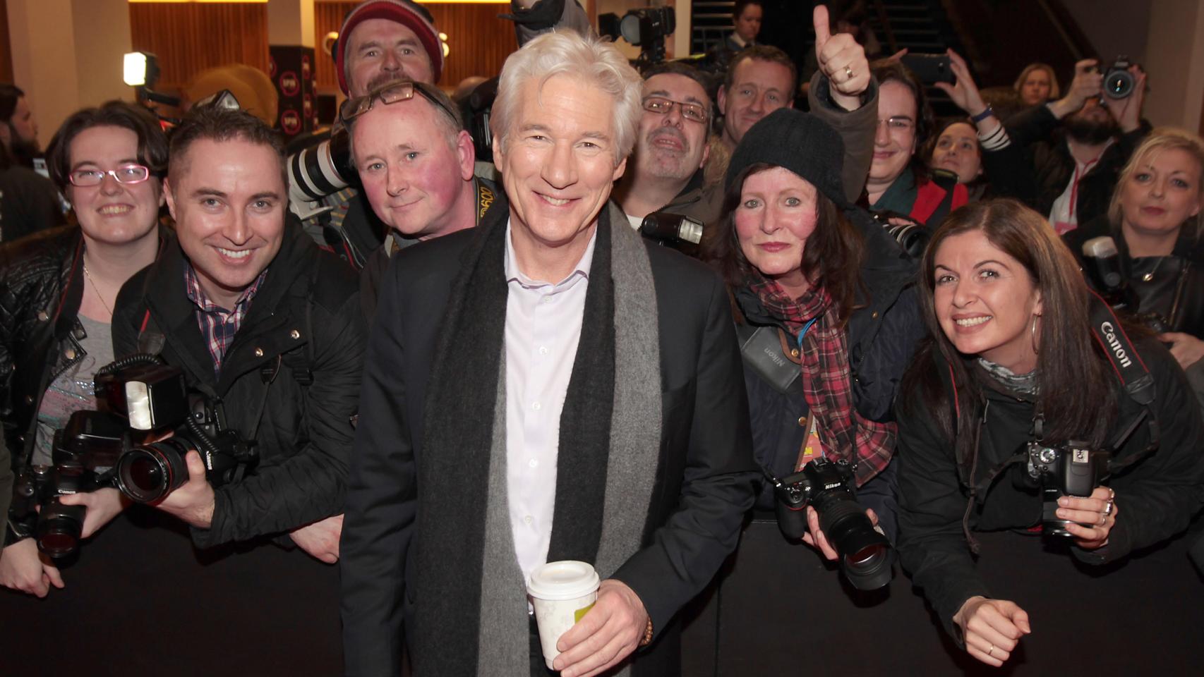 El actor quiso hacerse un selfie con los fotógrafos que cubrían el estreno de la película