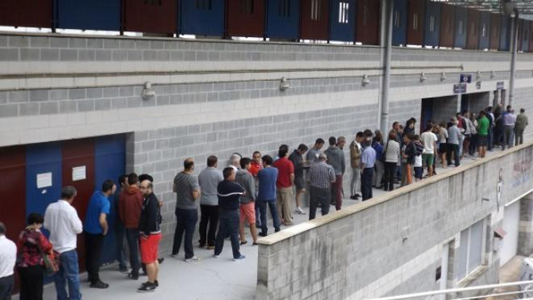 Cola en la taquilla 4 del estadio de Ipurua.