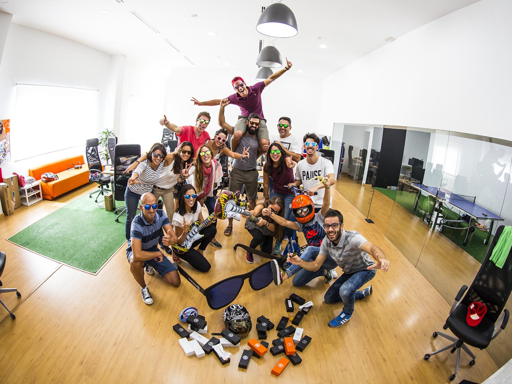 El equipo de la compañía en su sede de Elche.