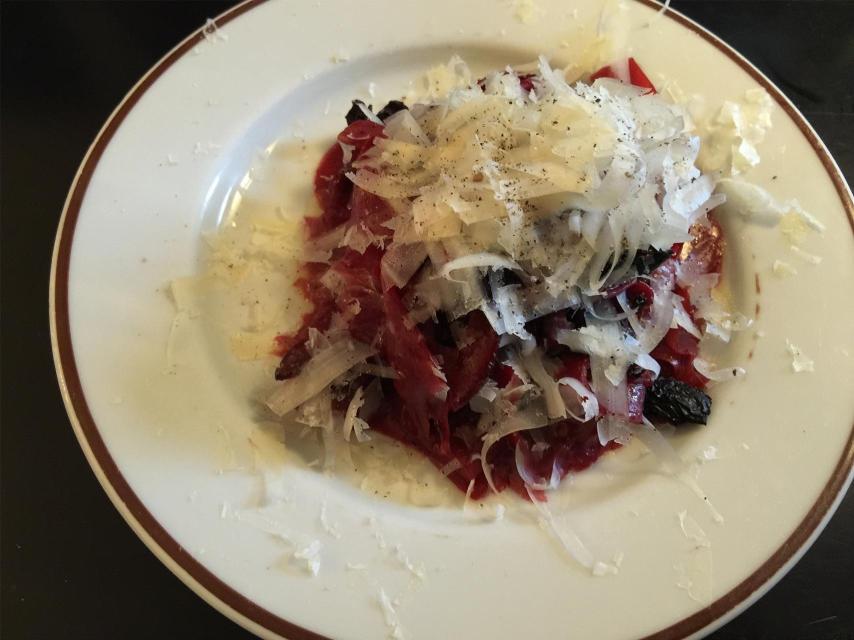 Tagliatelle de remolacha con parmesano y olivas.