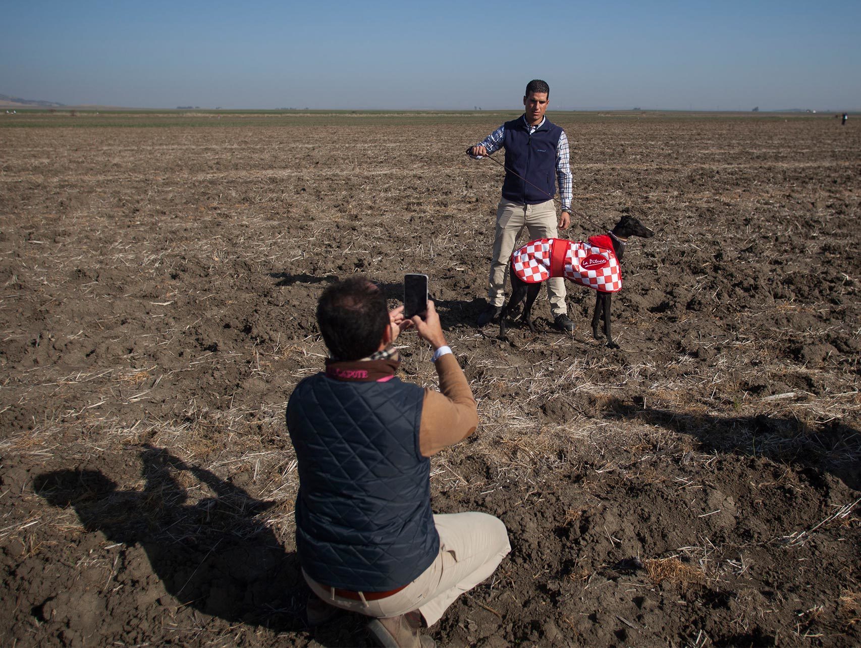 Un competidor posa con su galgo momentos antes de la fase previa de la Copa del Rey.