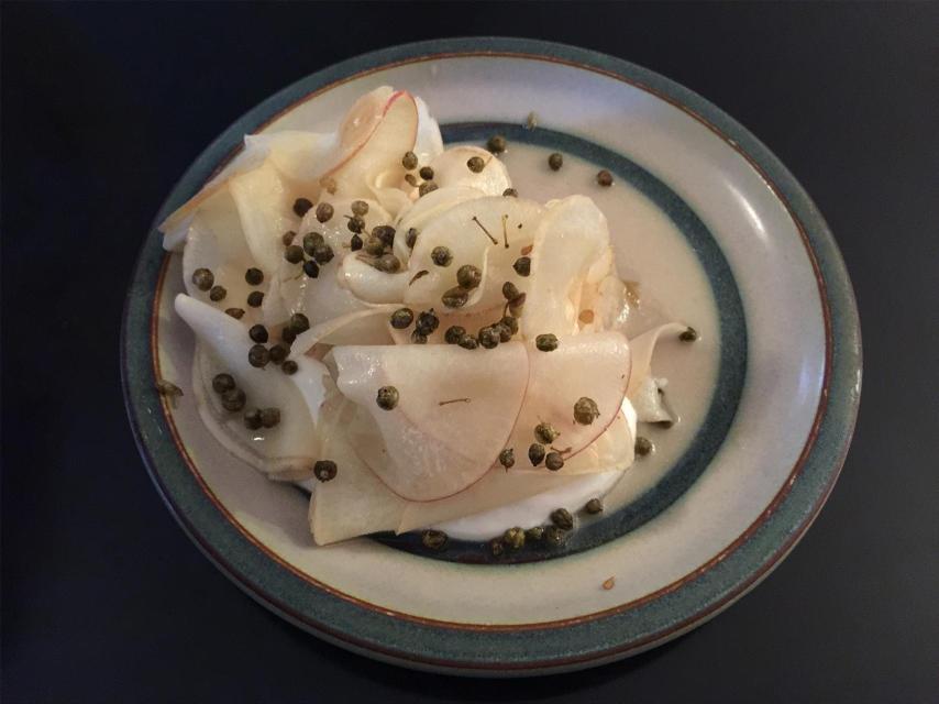 El rábano con alcaparras secas y queso de cabra.