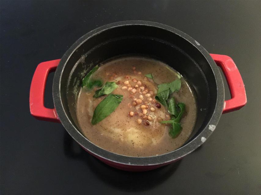 Huevo escalfado con puré de cebolla caramelizada.