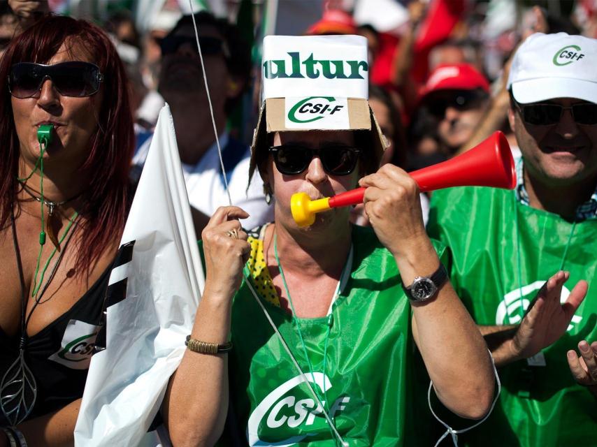 Una mujer sindicalista en una manifestación