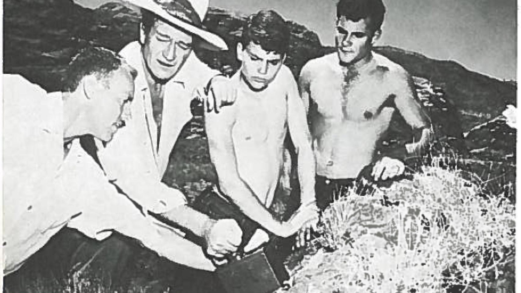 John Wayne con sus hijos en el rodaje.