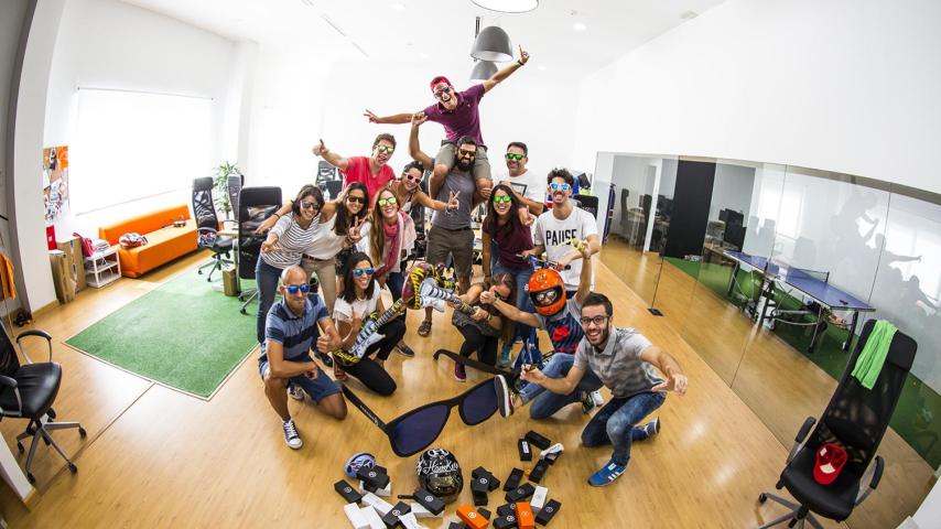 El equipo de la compañía en su sede de Elche.