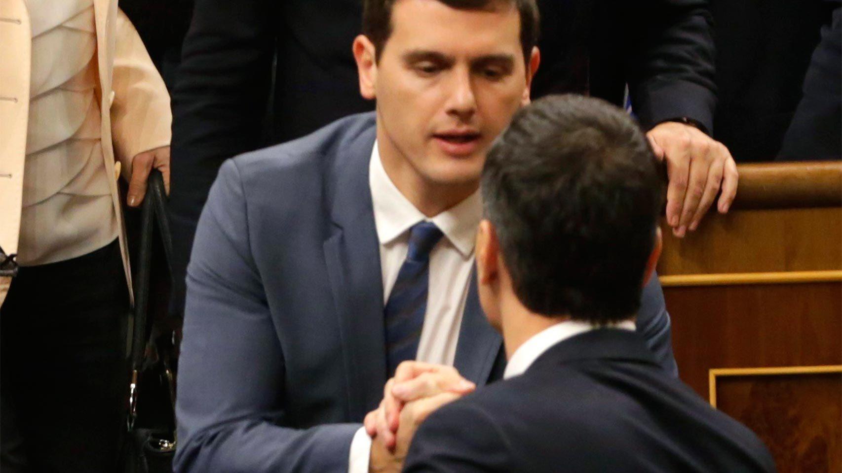 Sánchez y Rivera se saludan tras la votación.