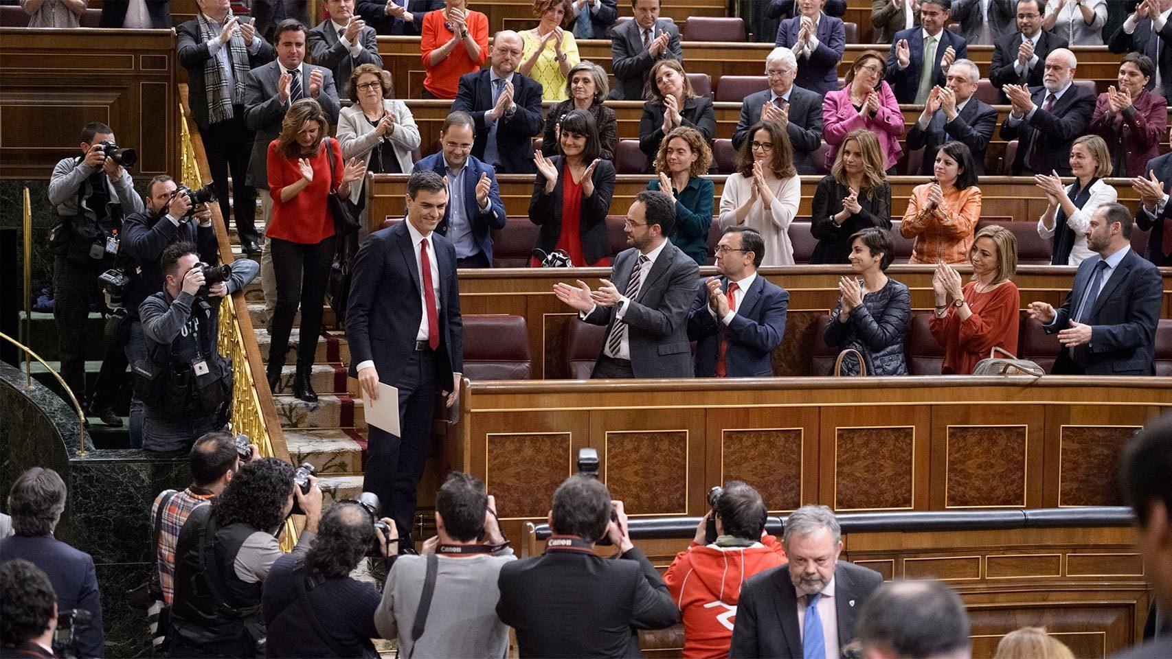 Pedro Sanchez, aplaudido por los suyos.
