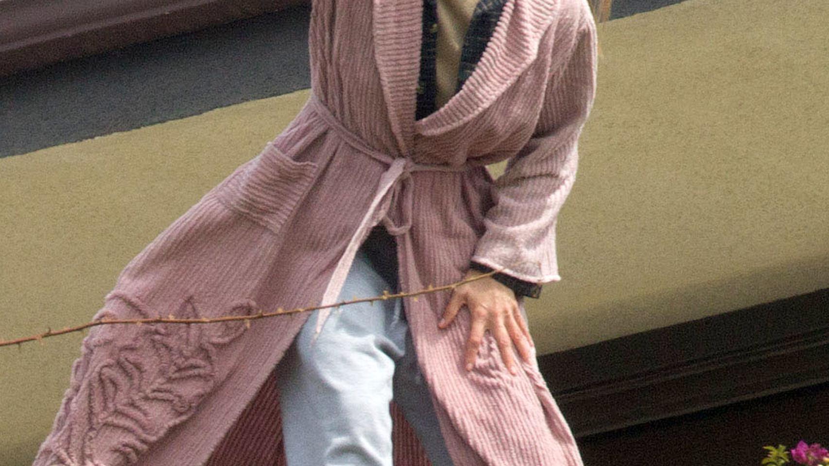 Jennifer Garner con bata de estar por casa y gritando en plena calle