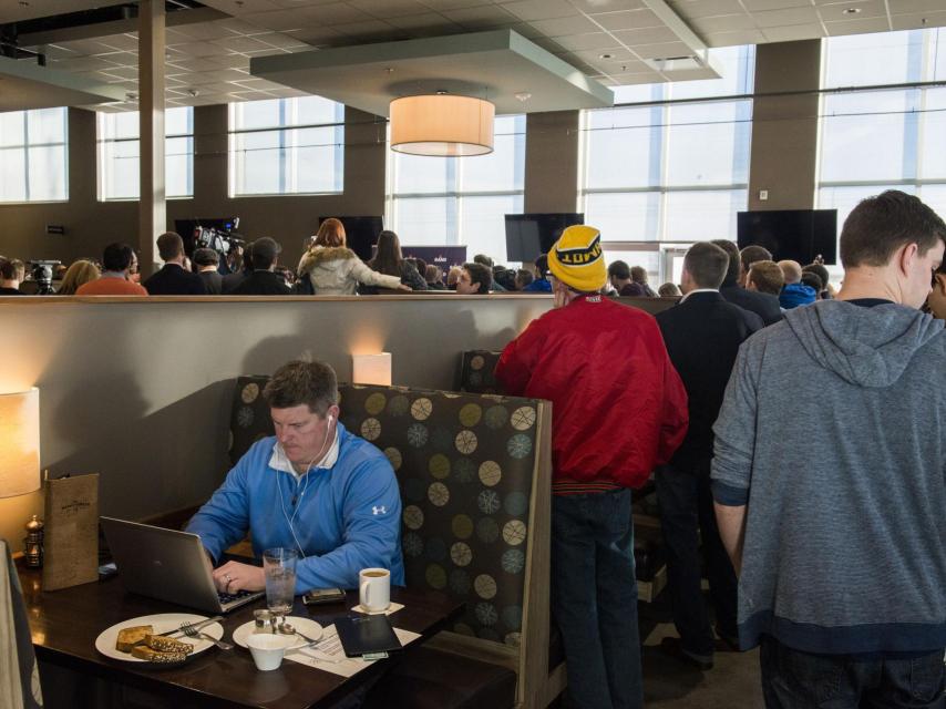 El ciberactivismo de los cubanos y venezolanos tiene su precio.