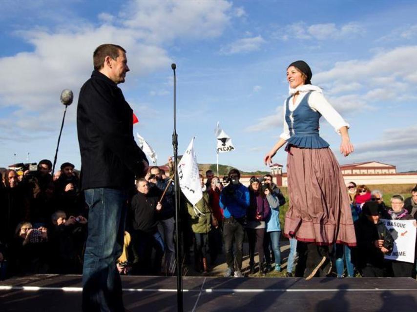 Arnaldo Otegi observa el aurresku que le baila a su salida de la cárcel.