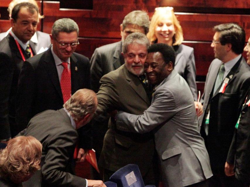 Pele abraza a Lula y saluda al rey Juan Carlos I en Copenhague en 2009.