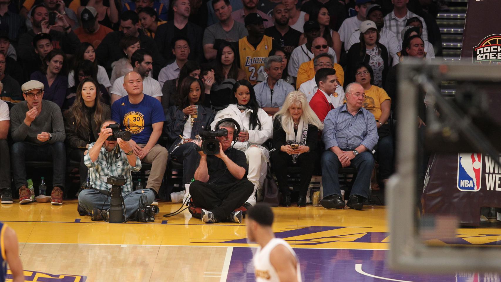 Rihnna viendo el baloncesto en el Staples Center de Los Ángeles
