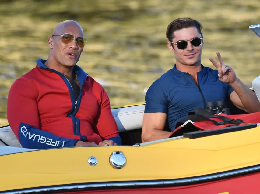 Dwayne Johnson y Zac Efron rodando en Boca Ratón (Florida)