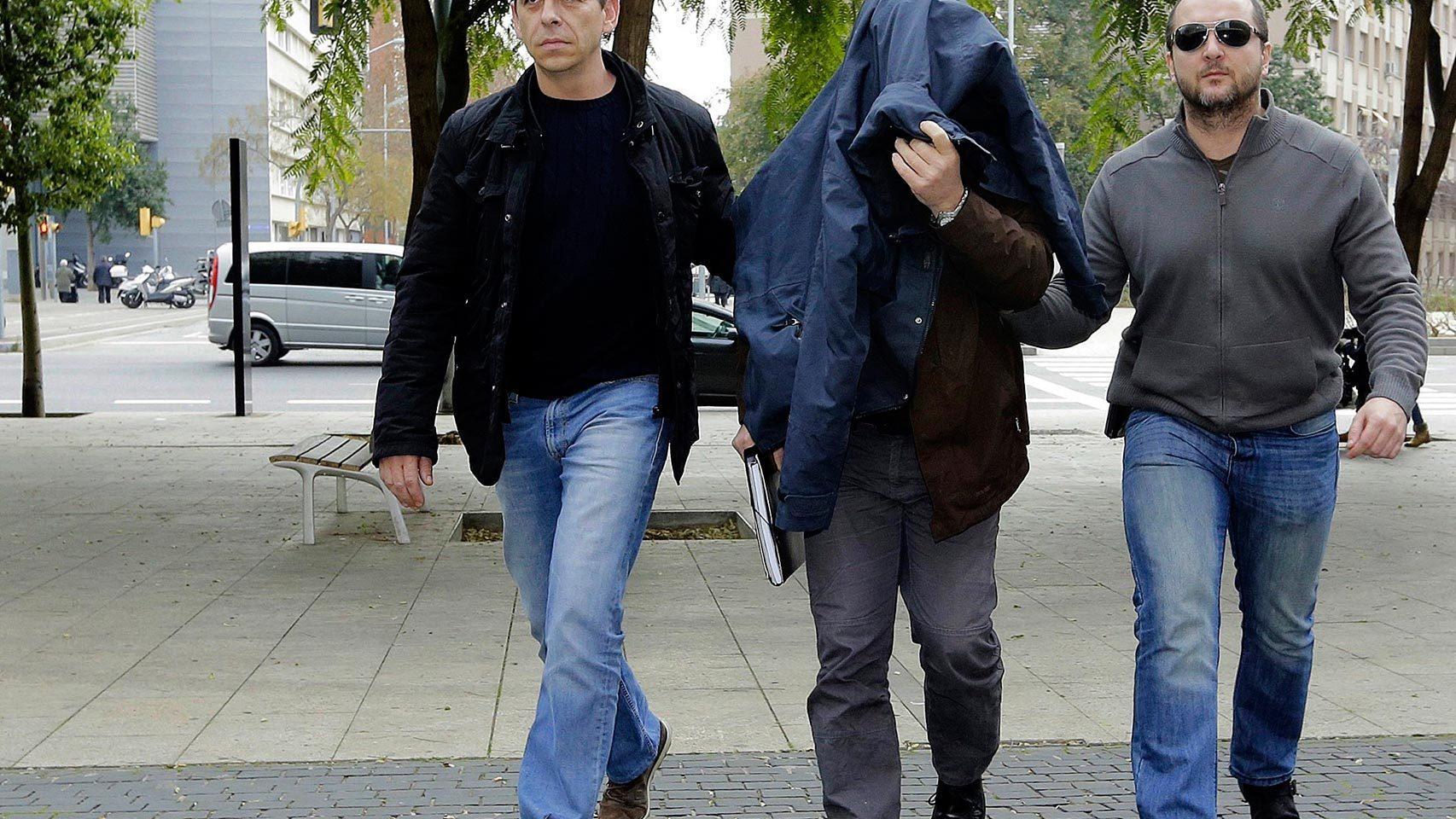 Joaquín B. (c), exprofesor de gimnasia del colegio de los Maristas de Les Corts acusado de abusos sexuales.