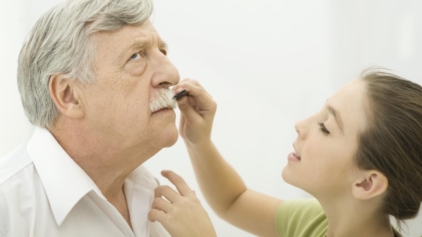 Un abuelo jugando con su nieta