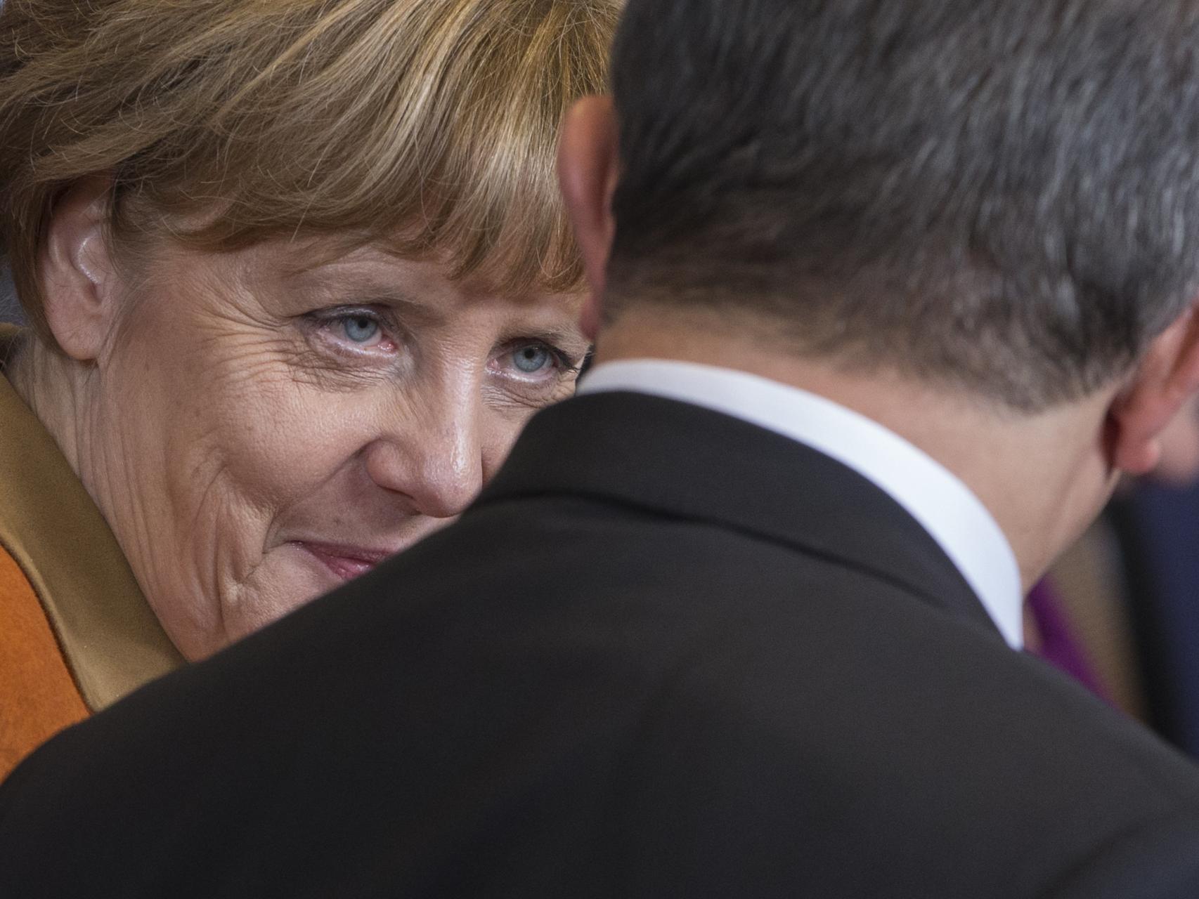 La canciller Merkel conversa con el primer ministro turco Davutoglu