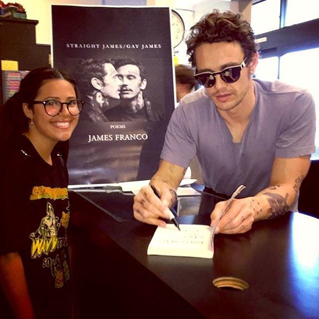 James Franco firma su nuevo libro a una admiradora