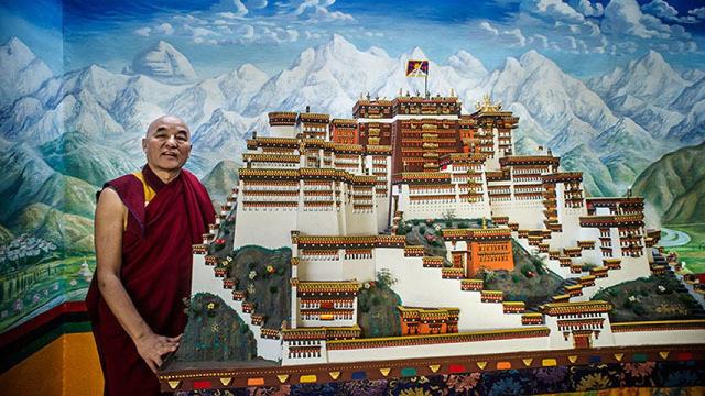 Thupten Wangchen, parlamentario tibetano en Europa, posa para El Español en la Casa del Tíbet de Barcelona.