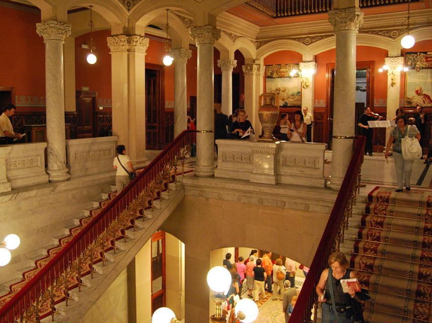 Escalera principal de la RAE