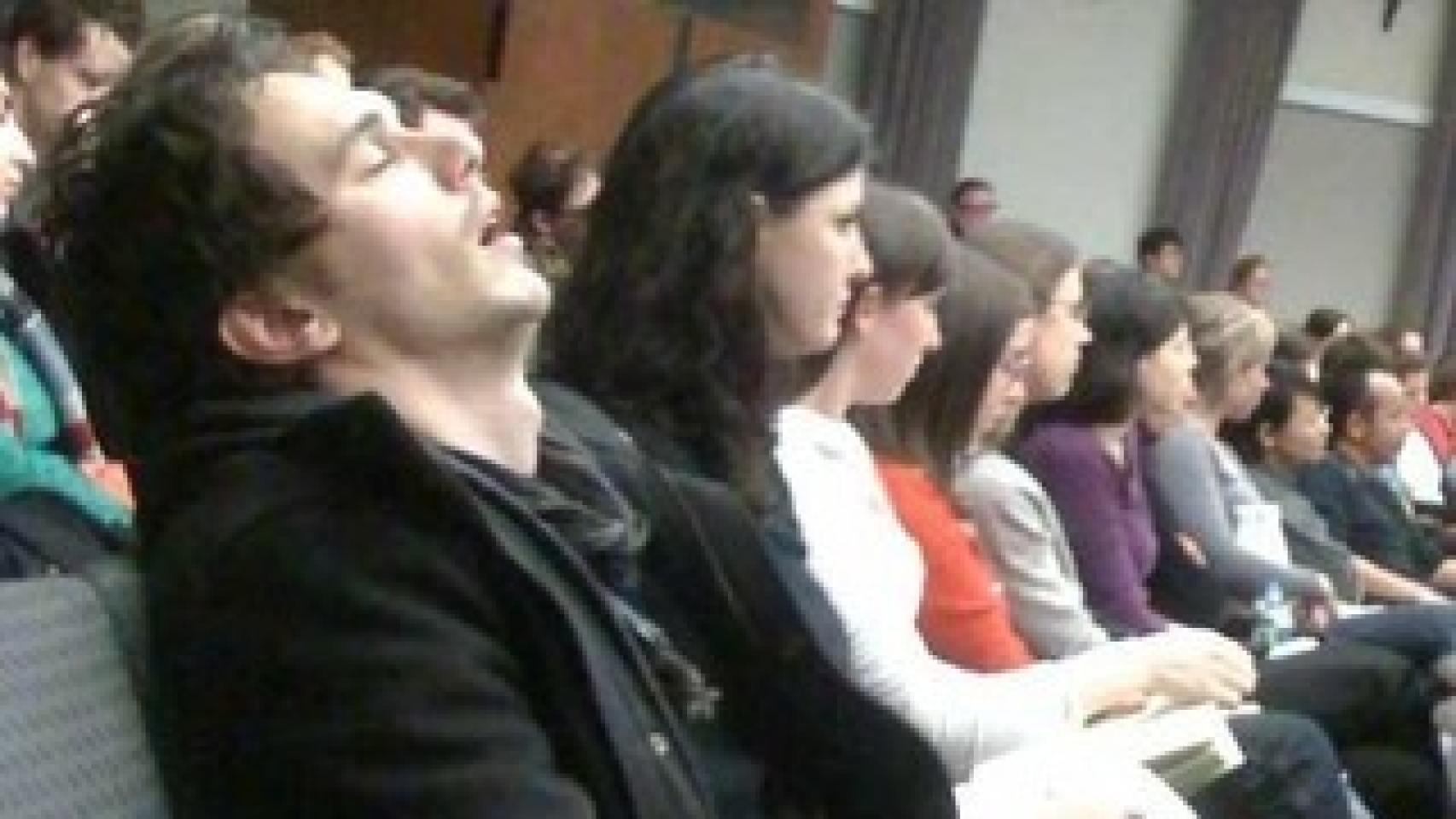 James en primer término, dormido en clase