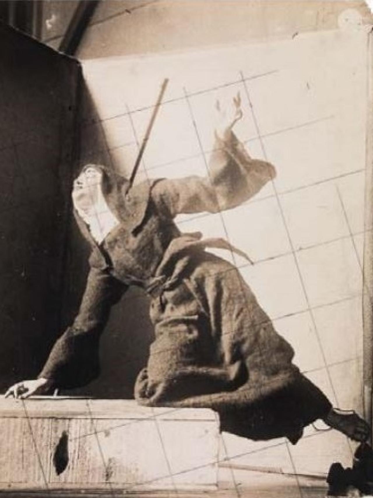 Montaje en el taller de Sert de la imagen de Santa Teresa.