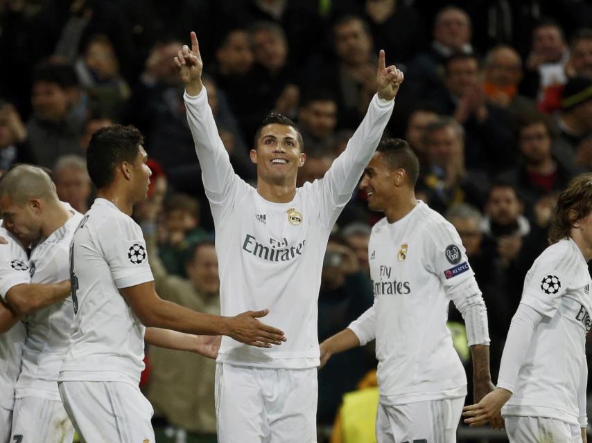 Los jugadores madridistas celebran el primer gol.