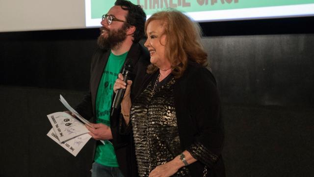 La actriz Fedra Lorente se dirige al público presente en la sala de cine