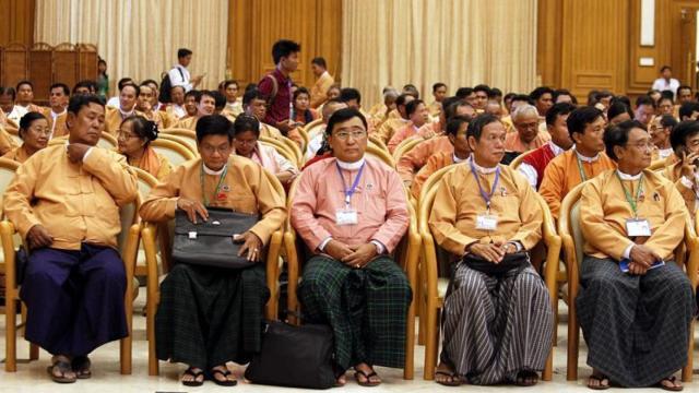 Los miembros del parlamento del partido de Suu Kyi se reunieron con ella el 1 de marzo.
