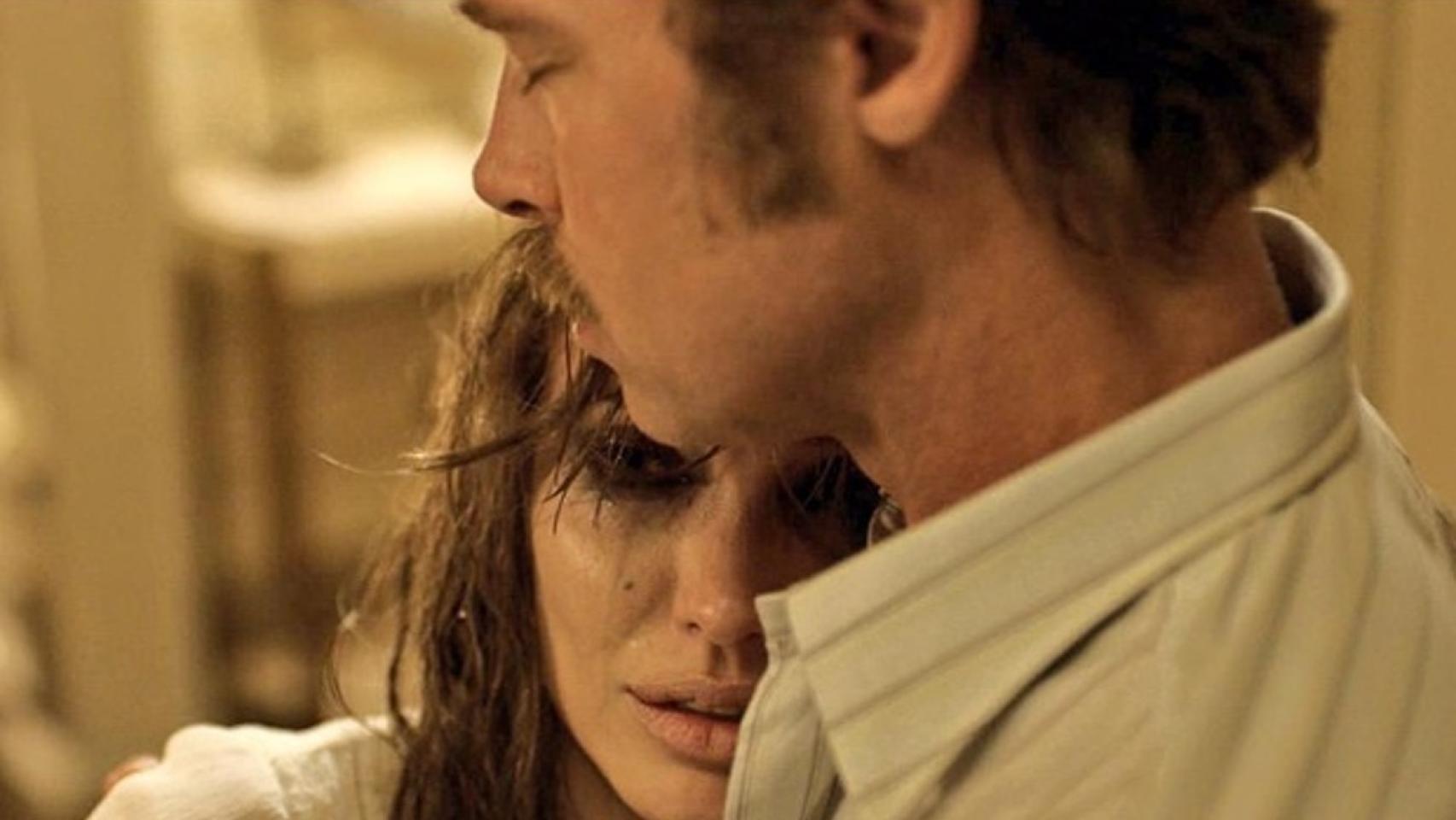 Angelina Jolie y Brad Pitt en un fotograma de Frente al mar