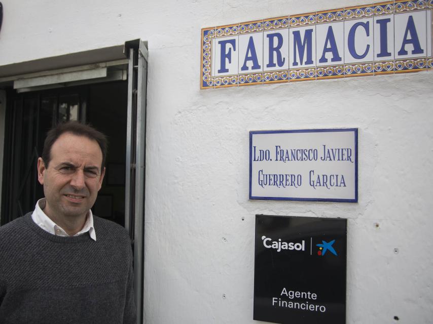 Guerrero delante de la farmacia.