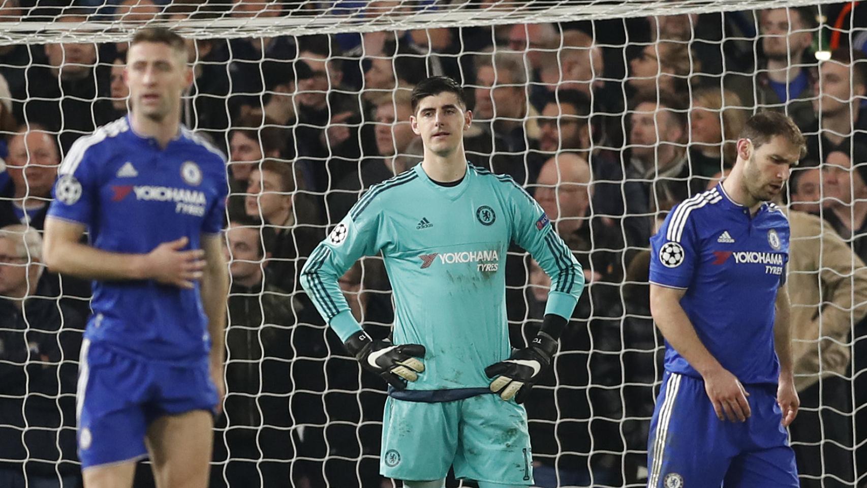 Cahill, Courtois e Ivanovic, tras el segundo tanto del PSG.