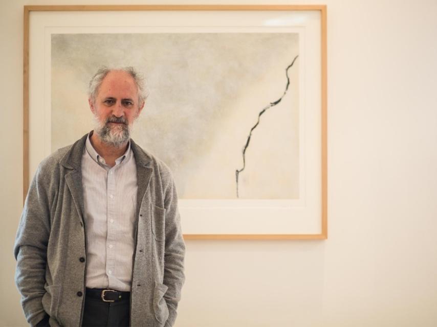 Luis Cueto en su despacho del Ayuntamiento de Madrid, junto a un cuadro de Soledad Sevilla.