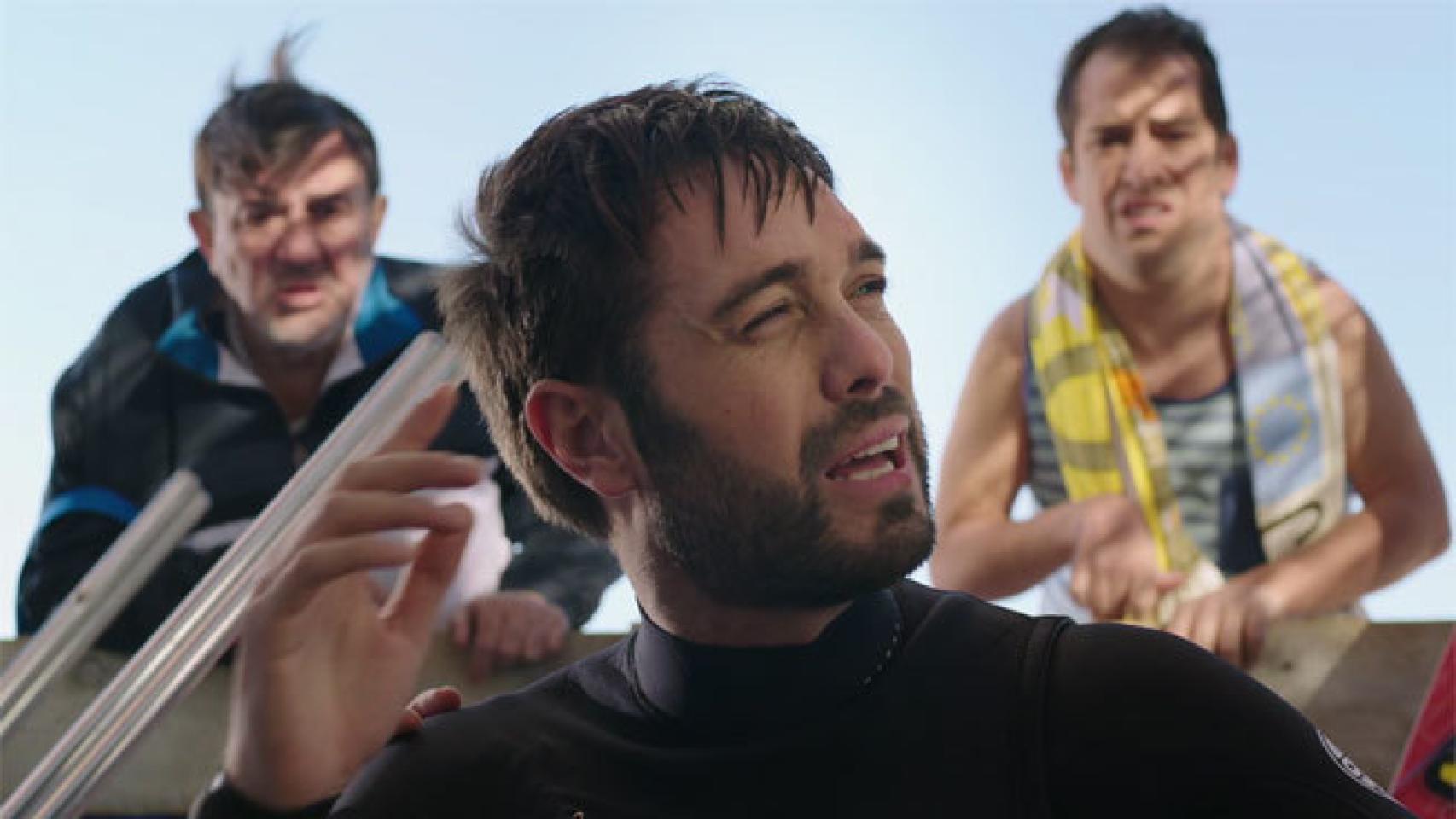 Dani Martínez en una de las escenas de la serie El chiringuito de Pepe