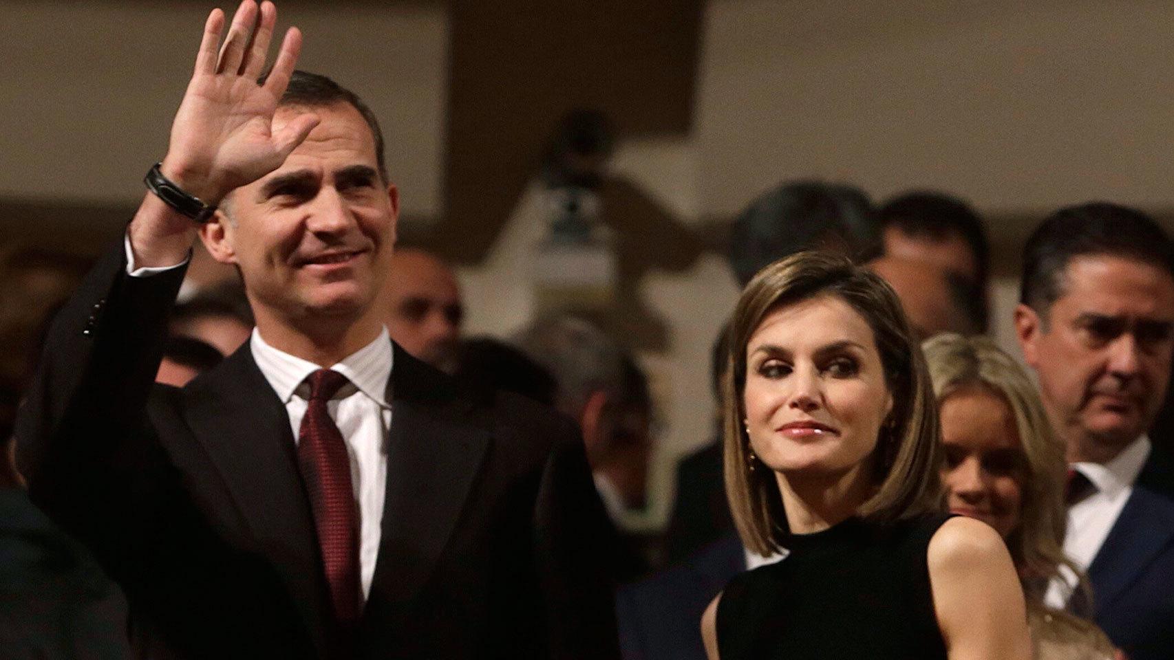 Los reyes saludan desde el palco del Auditorio Nacional.