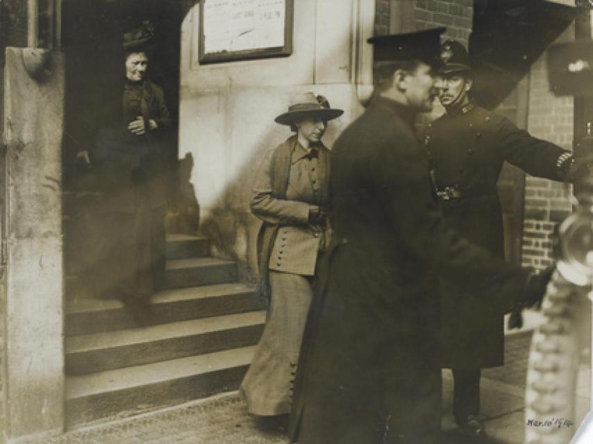 Mary Richardson acompañada por la policía en una de sus múltiples detenciones por vandalismo