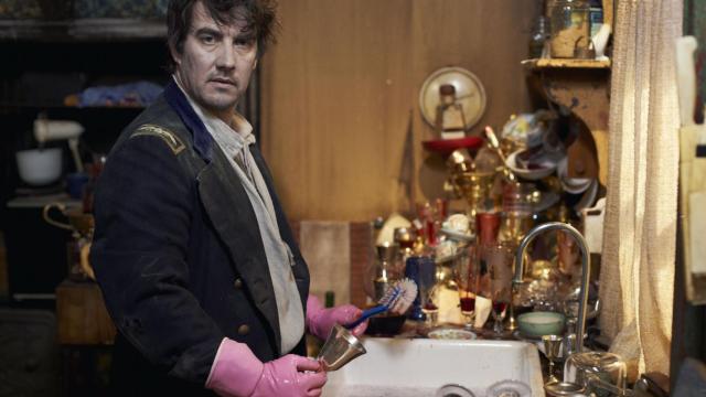 Después de que Deacon limpie los platos.