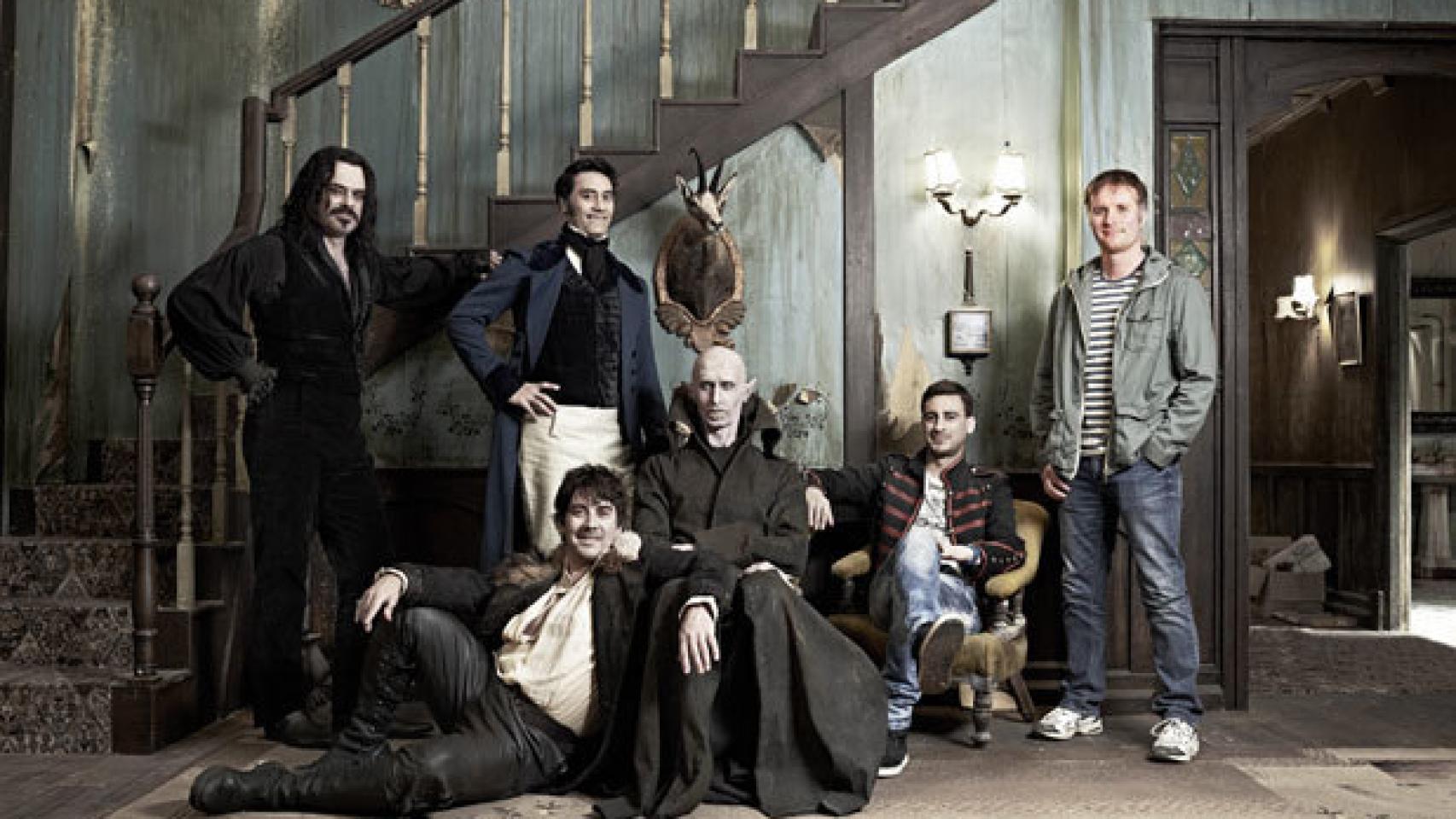 Han dejado que Stu (derecha) salga en la foto con el clan vampírico